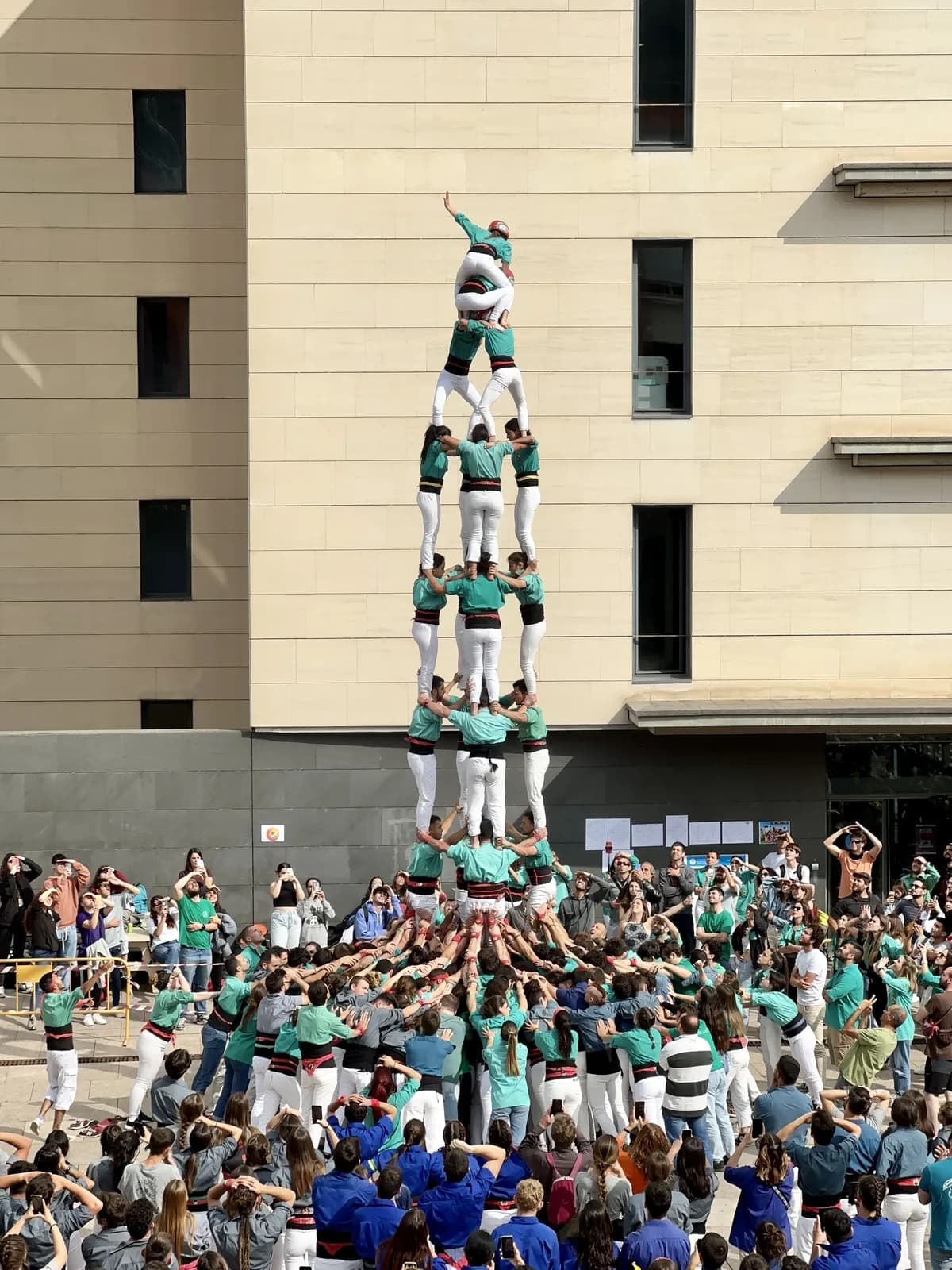 Els Arreplegats de la Zona Universitària fent un castell davant de la universitat