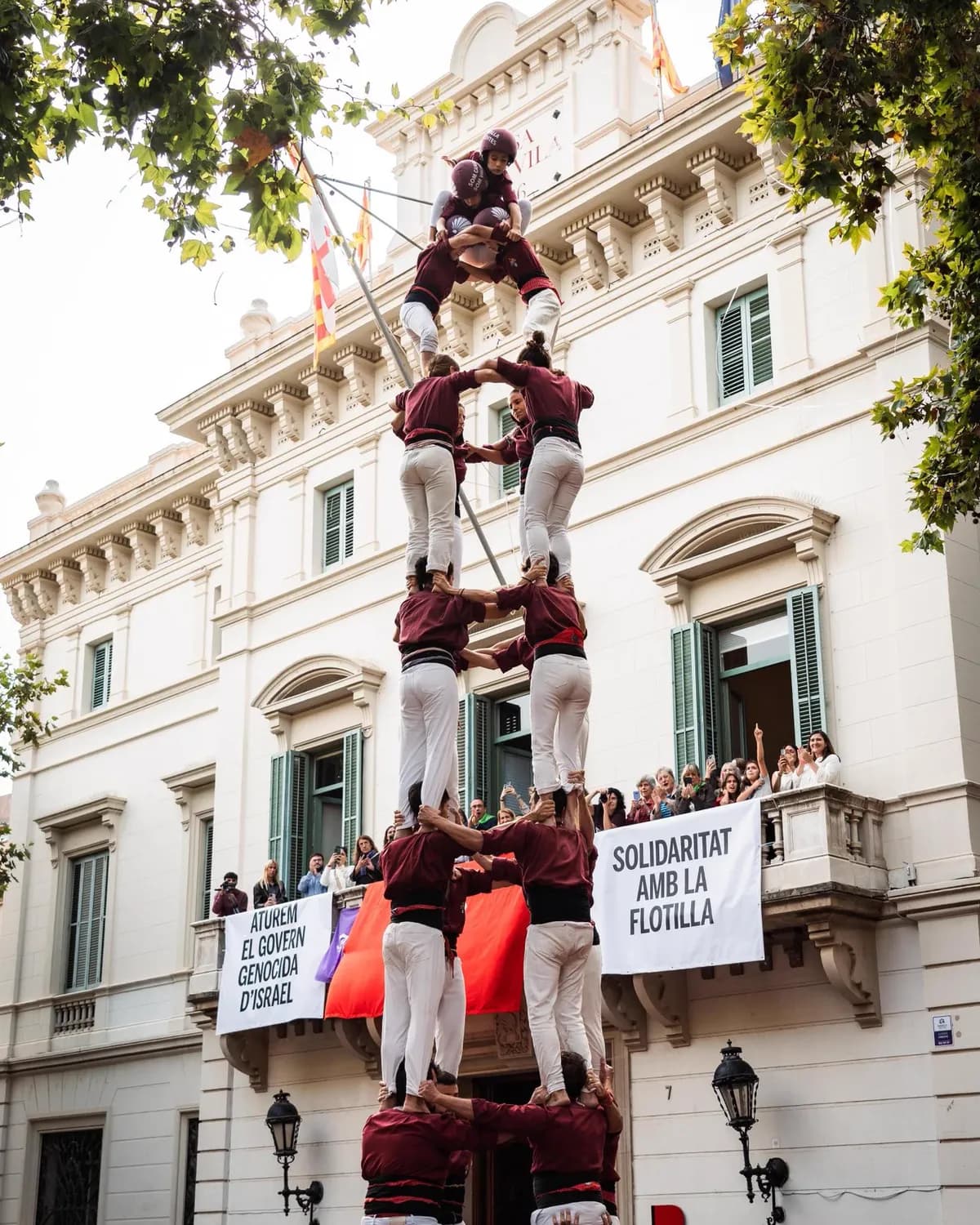 Els Castellers de Sarrià fent el 4 de 8 a la plaça de Sarrià