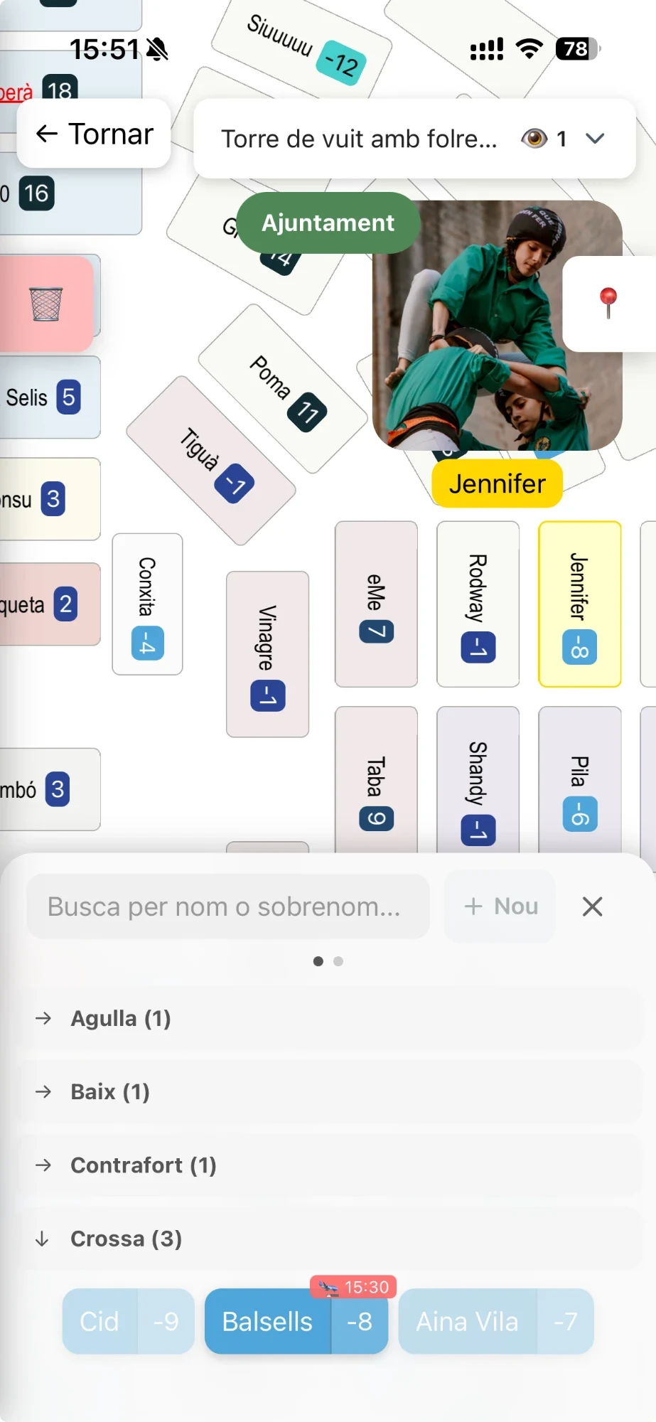 Pissarra a l'app mòbil, on la tècnica col·loca castellers a la pinya