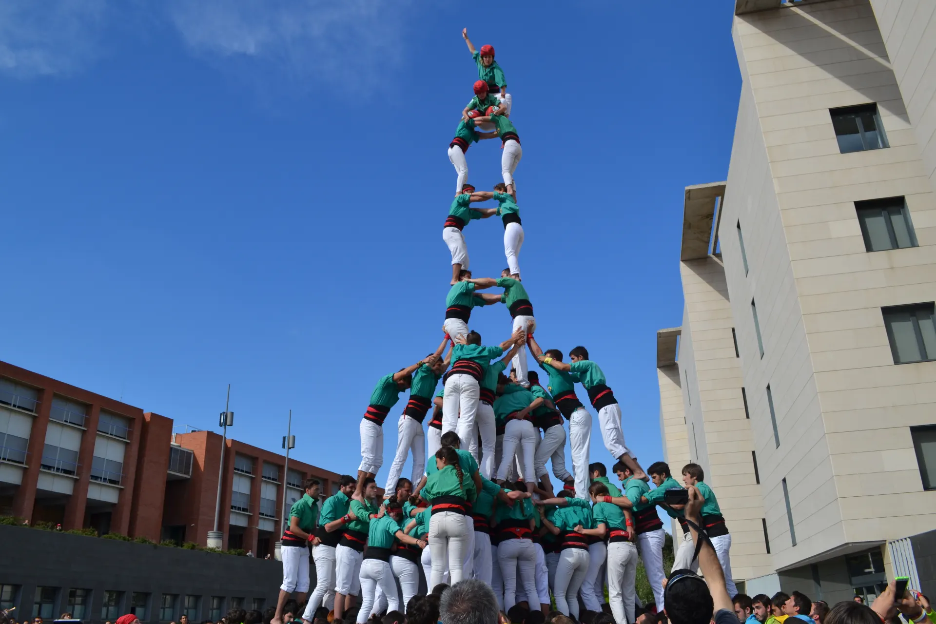 Colla castellera fent un castell de vuit amb control des de l'app Aleta